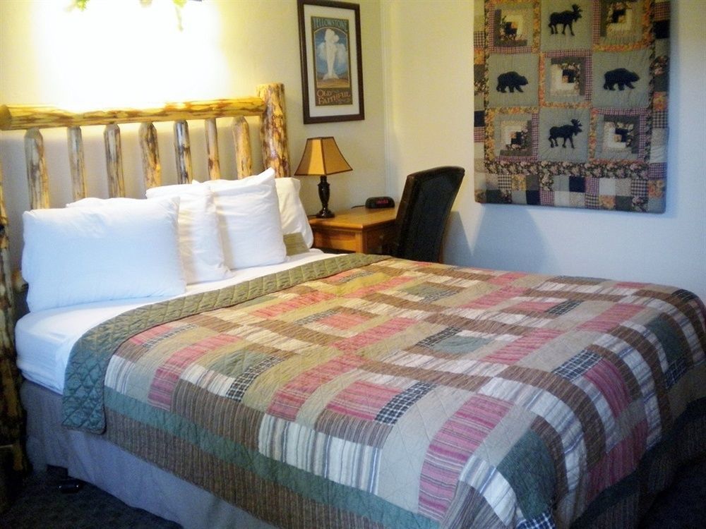Moose Creek Inn West Yellowstone Exteriör bild