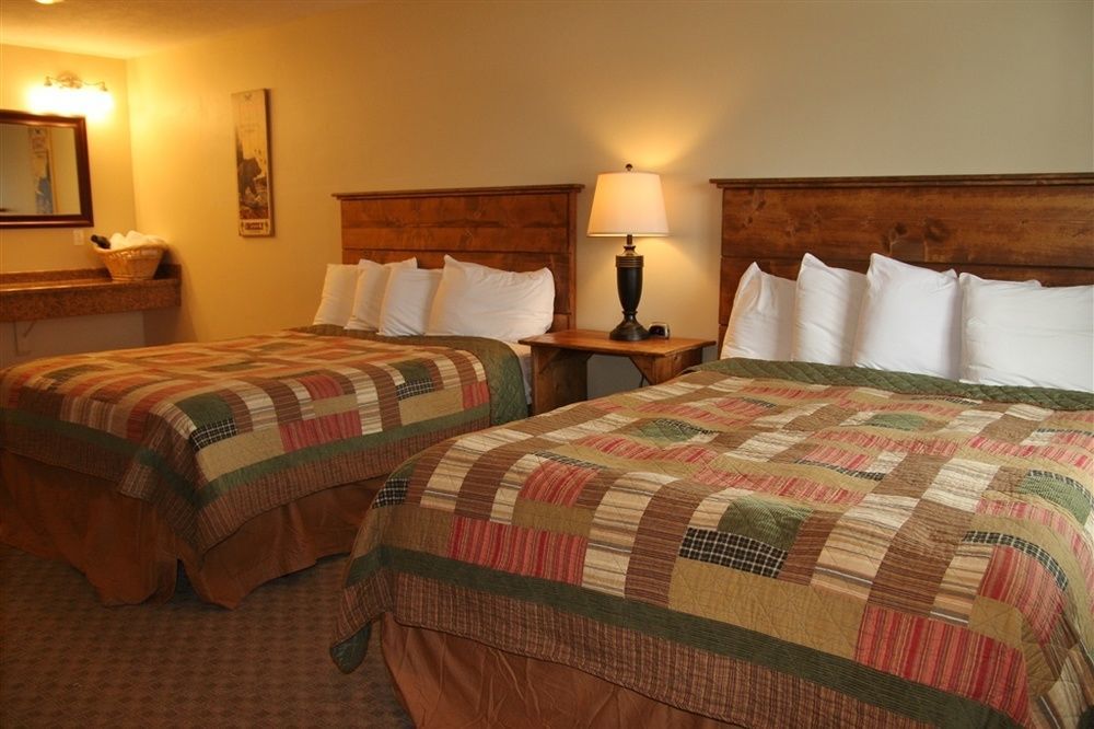 Moose Creek Inn West Yellowstone Exteriör bild
