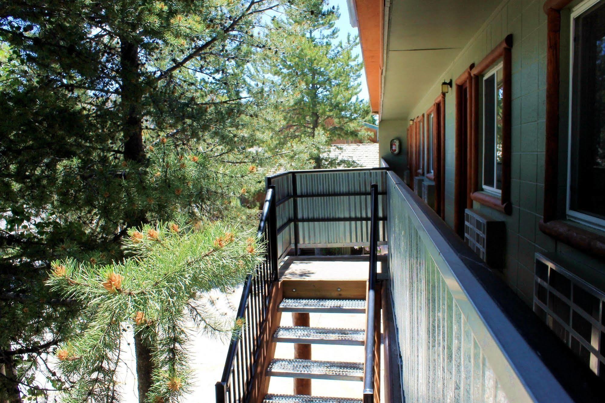 Moose Creek Inn West Yellowstone Exteriör bild