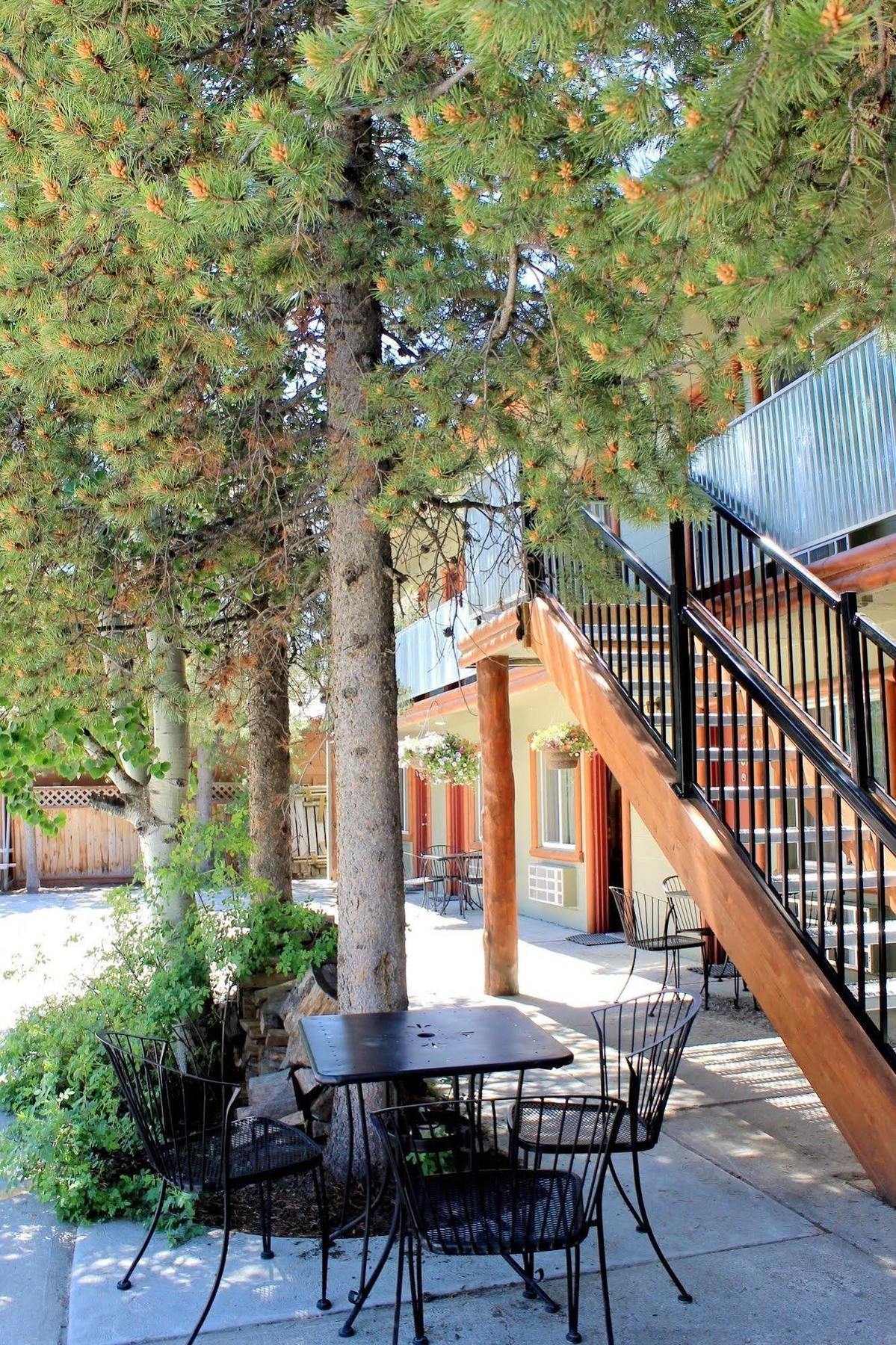 Moose Creek Inn West Yellowstone Exteriör bild
